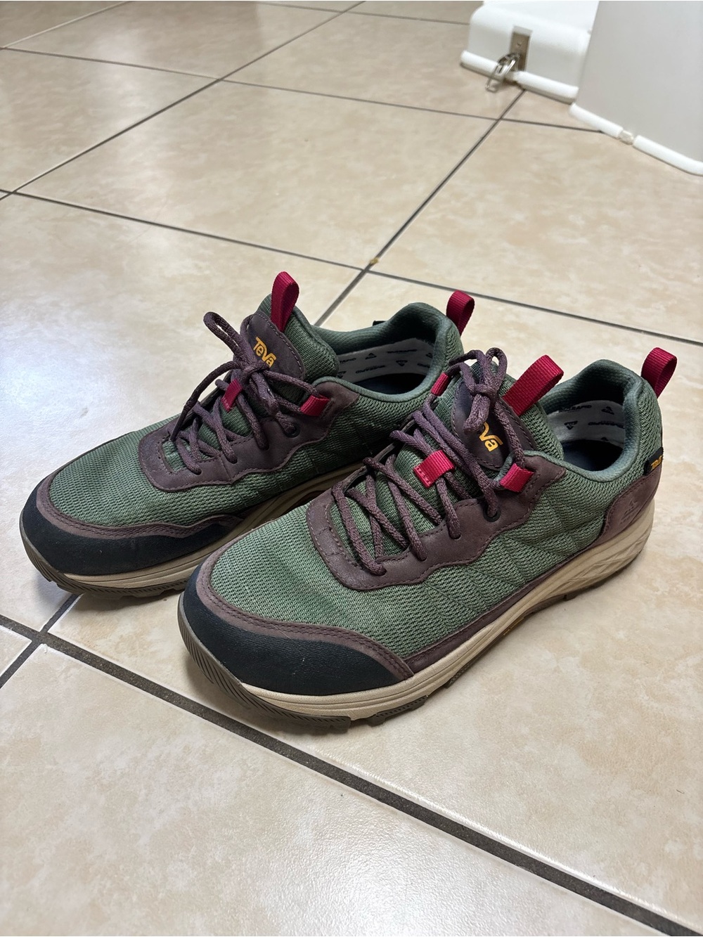 Teva hiking shoes size 10